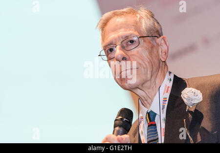 Turin, Italien. 12. Mai 2016. Ernesto Ferrero spricht bei der 29. Internationalen Buchmesse. © Nicolò Campo/Pacific Press/Alamy Live-Nachrichten Stockfoto