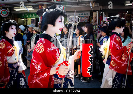 TOKYO, JAPAN - Mai 13: Eine traditionell gekleideten Teilnehmer an Sanja Matsuri Spaziergang durch die Straßen von Asakusa, Tokio, Freitagnachmittag, 13. Mai 2016. Sanja Matsuri, das größte von Tokios traditionellen "drei große Feste". Held im Asakusa-Schrein, ein dreitägiges Wochenende des ungestümen traditionelle Mikoshi (tragbarer Schrein) Prozessionen durch die Straßen von Asakusa, mit viel trinken, tanzen, Musik und andere lebendige Spaß. Organisiert von der Senso-Ji-Tempel in Tokio, über 2 Millionen Menschen Festivalbesucher zieht in den Straßen. Gold und Schwarz Lack Mikoshi sind die Fahrzeuge Stockfoto