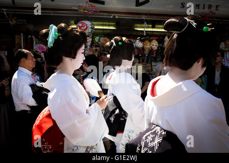 TOKYO, JAPAN - Mai 13: Eine traditionell gekleideten Teilnehmer an Sanja Matsuri Spaziergang durch die Straßen von Asakusa, Tokio, Freitagnachmittag, 13. Mai 2016. Sanja Matsuri, das größte von Tokios traditionellen "drei große Feste". Held im Asakusa-Schrein, ein dreitägiges Wochenende des ungestümen traditionelle Mikoshi (tragbarer Schrein) Prozessionen durch die Straßen von Asakusa, mit viel trinken, tanzen, Musik und andere lebendige Spaß. Organisiert von der Senso-Ji-Tempel in Tokio, über 2 Millionen Menschen Festivalbesucher zieht in den Straßen. Gold und Schwarz Lack Mikoshi sind die Fahrzeuge Stockfoto