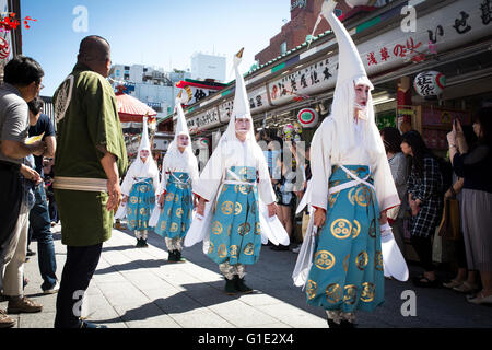 TOKYO, JAPAN - Mai 13: Eine traditionell gekleideten Teilnehmer an Sanja Matsuri Spaziergang durch die Straßen von Asakusa, Tokio, Freitagnachmittag, 13. Mai 2016. Sanja Matsuri, das größte von Tokios traditionellen "drei große Feste". Held im Asakusa-Schrein, ein dreitägiges Wochenende des ungestümen traditionelle Mikoshi (tragbarer Schrein) Prozessionen durch die Straßen von Asakusa, mit viel trinken, tanzen, Musik und andere lebendige Spaß. Organisiert von der Senso-Ji-Tempel in Tokio, über 2 Millionen Menschen Festivalbesucher zieht in den Straßen. Gold und Schwarz Lack Mikoshi sind die Fahrzeuge Stockfoto