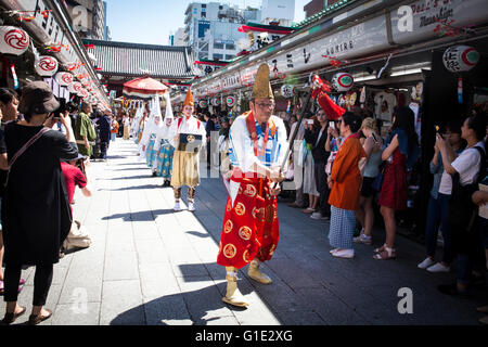 TOKYO, JAPAN - Mai 13: Eine traditionell gekleideten Teilnehmer an Sanja Matsuri Spaziergang durch die Straßen von Asakusa, Tokio, Freitagnachmittag, 13. Mai 2016. Sanja Matsuri, das größte von Tokios traditionellen "drei große Feste". Held im Asakusa-Schrein, ein dreitägiges Wochenende des ungestümen traditionelle Mikoshi (tragbarer Schrein) Prozessionen durch die Straßen von Asakusa, mit viel trinken, tanzen, Musik und andere lebendige Spaß. Organisiert von der Senso-Ji-Tempel in Tokio, über 2 Millionen Menschen Festivalbesucher zieht in den Straßen. Gold und Schwarz Lack Mikoshi sind die Fahrzeuge Stockfoto