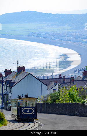 Die Zahl 4 Straßenbahn bis Great Orme entlang der Straßenbahn beliebte mit der Bucht von Llandudno und der Strand in der Ferne an einem warmen sonnigen Tag, Llandudno, Wales, Großbritannien Stockfoto