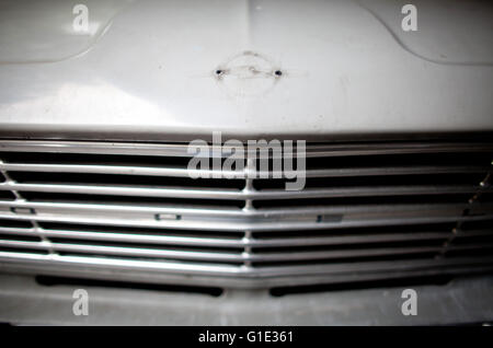 Das Opel-Logo ist immer noch erkennbar auf der Motorhaube eines alten Kadett auf einem Parkplatz in Berlin-Schöneberg, Deutschland, 15. Juli 2012. Angeschlagenen Autobauer Opel steckt in seiner Absatzkrise. Im Juni ist Opel der größte Verlierer in der schwachen europäischen Pkw-Markt. Neuzulassungen für Opel und Vauxhall Vehichles ging wie im Vormonat um 12,2 Prozent auf 88.252, laut der European Automobile Manufacturers Association auf Dienstag, 17. Juli 2012. Foto: Kay Nietfeld | weltweite Nutzung Stockfoto