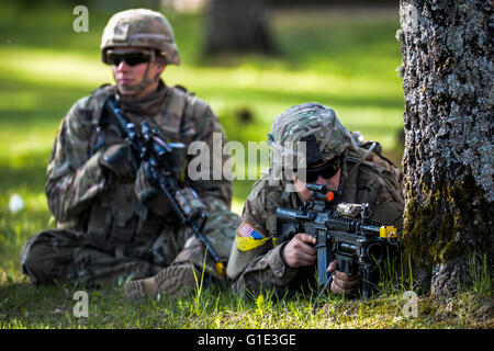 Rapina. 13. Mai 2016. US-Armeesoldaten beteiligen sich Rapina städtischen Kampf Bohrer vom 13. Mai 2016 in Südestland. In einem militärischen Drill Rapina City in Südestland teilgenommen am Freitag Estland Streitkräfte zusammen mit NATO-Verbündeten. Dies ist ein Teil einer Reihe von NATO-Übungen im Frühjahr 2016. Bildnachweis: Sergei Stepanov/Xinhua/Alamy Live-Nachrichten Stockfoto