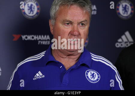 Cobham, Surrey, UK. 12. Mai 2016.    Guus Hiddink spricht mit den Medien in seiner letzten Pressekonferenz als Manager, Chelsea Football Club, bevor ihr Spiel mit neuen Premier League Champions, Leicester City am Sonntag Credit: Motofoto/Alamy Live News Stockfoto