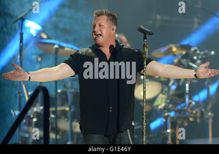 Orlando, Florida, USA. 12. Mai 2016. Gary LeVox führt mit Ländergruppe Rascal Flatts während der Abschlussveranstaltung der Invictus Spiele 2016 bei den ESPN Wide World of Sports Complex in Orlando, Florida am 12. Mai 2016. Bildnachweis: Paul Hennessy/Alamy Live-Nachrichten Stockfoto