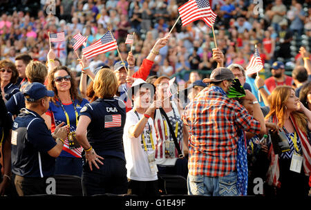 Orlando, Florida, USA. 12. Mai 2016. Familienangehörige von Konkurrenten Welle amerikanische Flaggen während der Abschlussveranstaltung der Invictus Spiele 2016 bei den ESPN Wide World of Sports Complex in Orlando, Florida am 12. Mai 2016. Bildnachweis: Paul Hennessy/Alamy Live-Nachrichten Stockfoto