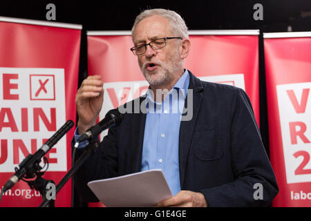 Liverpool, Merseyside. 13. Mai 2016. Führer der Labour Party Jeremy Corbyn spricht auf einer Kundgebung Student Wähler Registrierung, in der Casa Bar in Liverpool, am 13. Mai 2016. Bildnachweis: Harry Whitehead/Alamy Live-Nachrichten Stockfoto