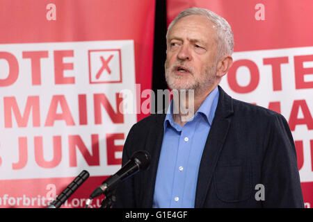 Liverpool, Merseyside. 13. Mai 2016. Führer der Labour Party Jeremy Corbyn spricht auf einer Kundgebung Student Wähler Registrierung, in der Casa Bar in Liverpool, am 13. Mai 2016. Bildnachweis: Harry Whitehead/Alamy Live-Nachrichten Stockfoto