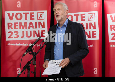 Liverpool, Merseyside. 13. Mai 2016. Führer der Labour Party Jeremy Corbyn spricht auf einer Kundgebung Student Wähler Registrierung, in der Casa Bar in Liverpool, am 13. Mai 2016. Bildnachweis: Harry Whitehead/Alamy Live-Nachrichten Stockfoto