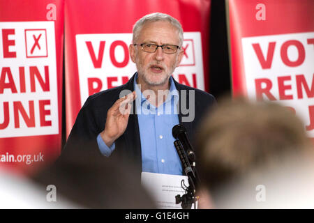 Liverpool, Merseyside. 13. Mai 2016. Führer der Labour Party Jeremy Corbyn spricht auf einer Kundgebung Student Wähler Registrierung, in der Casa Bar in Liverpool, am 13. Mai 2016. Bildnachweis: Harry Whitehead/Alamy Live-Nachrichten Stockfoto