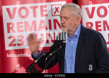 Liverpool, Merseyside. 13. Mai 2016. Führer der Labour Party Jeremy Corbyn spricht auf einer Kundgebung Student Wähler Registrierung, in der Casa Bar in Liverpool, am 13. Mai 2016. Bildnachweis: Harry Whitehead/Alamy Live-Nachrichten Stockfoto