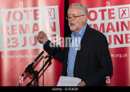 Liverpool, Merseyside. 13. Mai 2016. Führer der Labour Party Jeremy Corbyn spricht auf einer Kundgebung Student Wähler Registrierung, in der Casa Bar in Liverpool, am 13. Mai 2016. Bildnachweis: Harry Whitehead/Alamy Live-Nachrichten Stockfoto