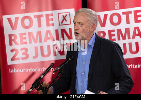 Liverpool, Merseyside. 13. Mai 2016. Führer der Labour Party Jeremy Corbyn spricht auf einer Kundgebung Student Wähler Registrierung, in der Casa Bar in Liverpool, am 13. Mai 2016. Bildnachweis: Harry Whitehead/Alamy Live-Nachrichten Stockfoto