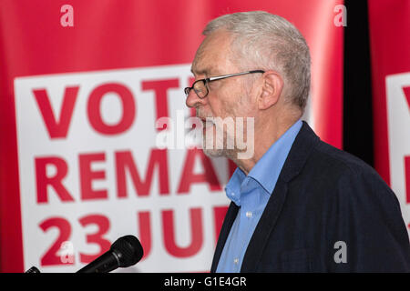 Liverpool, Merseyside. 13. Mai 2016. Führer der Labour Party Jeremy Corbyn spricht auf einer Kundgebung Student Wähler Registrierung, in der Casa Bar in Liverpool, am 13. Mai 2016. Bildnachweis: Harry Whitehead/Alamy Live-Nachrichten Stockfoto