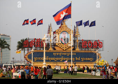 Phnom Penh. 13. Mai 2016. Foto aufgenommen am 13. Mai 2016 zeigt das Porträt des kambodschanischen Königs Norodom Sihamoni im Königspalast in Phnom Penh, Kambodscha. Kambodscha begann die dreitägigen Feierlichkeiten zum 63. Geburtstag von König Norodom Sihamoni am Freitag. © Sovannara/Xinhua/Alamy Live-Nachrichten Stockfoto