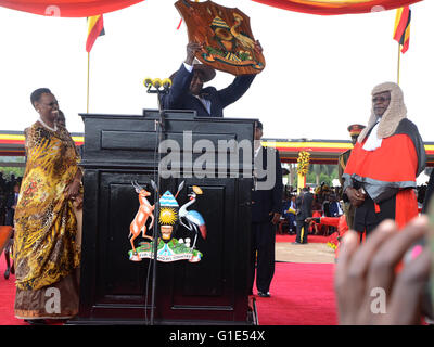 (160513)--KAMPALA, 13 Mai, 2016(Xinhua)--Ugandan President Yoweri Museveni (C) hält das Staatswappen während der Einweihungsfeier in Kampala, Uganda, 12. Mai 2016. Ugandische Präsident Yoweri Museveni am Donnerstag wurde für eine weitere fünfjährige Amtszeit vereidigt. (Xinhua) Stockfoto