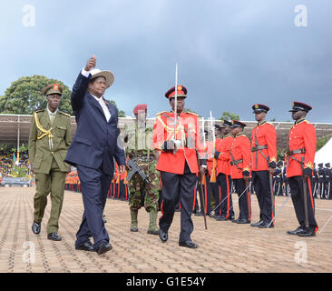 (160513)--KAMPALA, 13 Mai, 2016(Xinhua)--ugandische Präsident Yoweri Museveni (1. L, vorn) beteiligt sich an der Einweihungsfeier in Kampala, Uganda, 12. Mai 2016. Ugandische Präsident Yoweri Museveni am Donnerstag wurde für eine weitere fünfjährige Amtszeit vereidigt. (Xinhua) Stockfoto