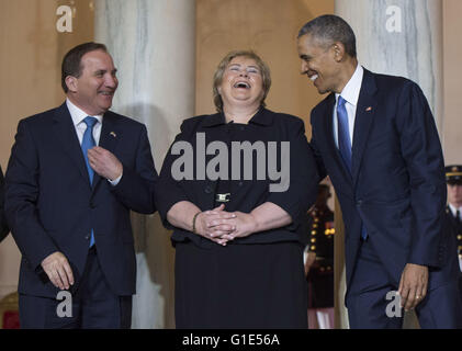 13. Mai 2016 - Washington, District Of Columbia, Vereinigte Staaten von Amerika - President Barack Obama (R) Witze mit Norwegen Premierminister Erna Solberg (C) und Schweden Ministerpräsident Stefan Lofven während einer Zeremonie der Ankunft im Grand Foyer des weißen Hauses in Washington, D.C. 13. Mai 2016. . Bildnachweis: Kevin Dietsch / Pool über CNP (Kredit-Bild: © Kevin Dietsch/CNP über ZUMA Draht) Stockfoto