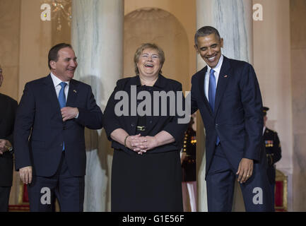 13. Mai 2016 - Washington, District Of Columbia, Vereinigte Staaten von Amerika - President Barack Obama (R) Witze mit Norwegen Premierminister Erna Solberg (C) und Schweden Ministerpräsident Stefan Lofven während einer Zeremonie der Ankunft im Grand Foyer des weißen Hauses in Washington, D.C. 13. Mai 2016. . Bildnachweis: Kevin Dietsch / Pool über CNP (Kredit-Bild: © Kevin Dietsch/CNP über ZUMA Draht) Stockfoto