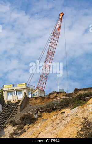 Bournemouth, Dorset, UK 13. Mai 2016. Hoch mobiler Kran ist montiert, an der Spitze der East Cliff bereit, klar die Nachwirkungen des Bergsturzes am East Cliff, die am 24. April geschah Sanitärgebäude zu zerstören und Aufzüge zu beschädigen. Bildnachweis: Carolyn Jenkins/Alamy Live-Nachrichten Stockfoto