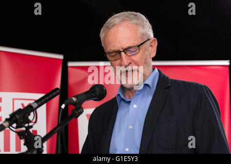 Liverpool, Merseyside. 13. Mai 2016. Führer der Labour Party Jeremy Corbyn spricht auf einer Kundgebung Student Wähler Registrierung, in der Casa Bar in Liverpool, am 13. Mai 2016. Bildnachweis: Harry Whitehead/Alamy Live-Nachrichten Stockfoto