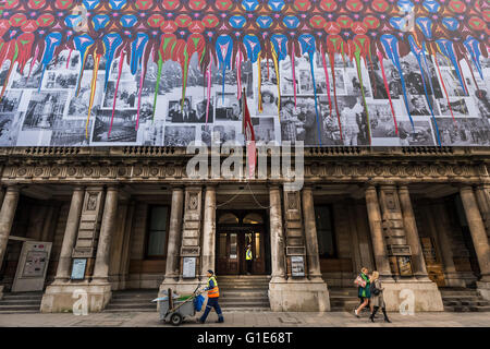 London, UK. 12. Mai 2016.  Yinka Shonibare Familienalbum, 2016. Die Sanierung von der Rückseite der Royal Academy Stockfoto