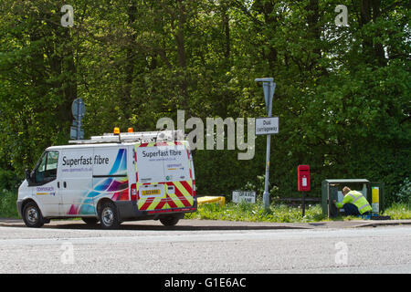 British Telecom BT superschnelles Breitband Glasfaser Ingenieur installation Telefonleitung comms Kommunikation Stockfoto