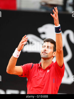 Rom, Italien. 13. Mai 2016. Novak Djokovic Serbien feiert nach Siegen die ihr Viertelfinal-Match die Italian Open Tennisturnier BNL2016 gegen Rafael Nadal aus Spanien auf dem Foro Italico in Rom, Italien, 13. Mai 2016 Credit: Agnfoto/Alamy Live-Nachrichten Stockfoto