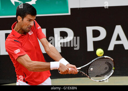 Rom, Italien. 13. Mai 2016. Novak Djokovic Serbien in Aktion gegen Rafael Nadal Spanien während der Internazionali BNL d ' Italia 2016 am 13. Mai 2016 in Rom, Italien. Bildnachweis: Marco Iorio/Alamy Live-Nachrichten Stockfoto