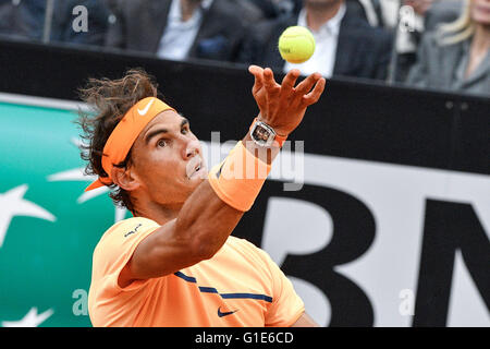 Rom, Italien. 13. Mai 2016. Rafael Nadal aus Spanien in Aktion gegen Novack Djokovic Serbien während der Internazionali BNL d ' Italia 2016 am 13. Mai 2016 in Rom, Italien. Bildnachweis: Marco Iorio/Alamy Live-Nachrichten Stockfoto