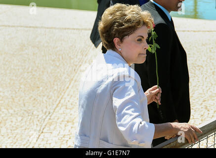 Brasilianische Präsidentin Dilma Rousseff hält eine einzelne Rose, wie sie dem Planalto Palace fährt nach ihrer Aussetzung durch den Senat 12. Mai 2016 in Brasilia, Brasilien. Der Senat stimmte mit überwältigender Mehrheit Rousseff auszusetzen, den Prozess zu ihr seines Amtes zu entheben. Stockfoto