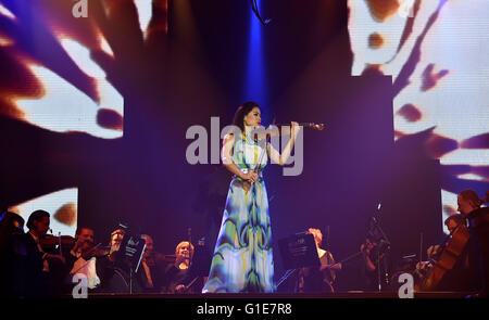 Brünn, Rondo Arena. 13. Mai 2016. Konzert der britischen Geigerin Vanessa Mae, begleitet von Bohemian Symphony Orchestra Prag in Tschechien Brünn, Rondo Arena, 13. Mai 2016. © Vaclav Salek/CTK Foto/Alamy Live-Nachrichten Stockfoto