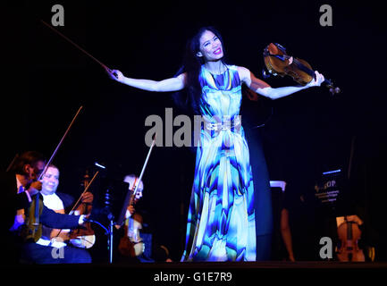 Brünn, Rondo Arena. 13. Mai 2016. Konzert der britischen Geigerin Vanessa Mae, begleitet von Bohemian Symphony Orchestra Prag in Tschechien Brünn, Rondo Arena, 13. Mai 2016. © Vaclav Salek/CTK Foto/Alamy Live-Nachrichten Stockfoto