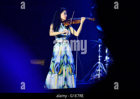 Brünn, Rondo Arena. 13. Mai 2016. Konzert der britischen Geigerin Vanessa Mae, begleitet von Bohemian Symphony Orchestra Prag in Tschechien Brünn, Rondo Arena, 13. Mai 2016. © Vaclav Salek/CTK Foto/Alamy Live-Nachrichten Stockfoto