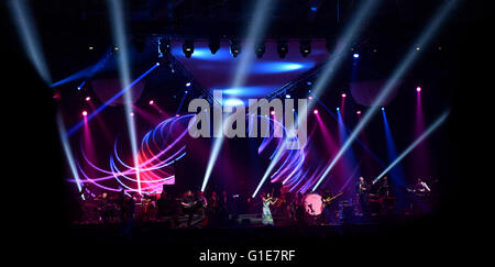 Brünn, Rondo Arena. 13. Mai 2016. Konzert der britischen Geigerin Vanessa Mae, begleitet von Bohemian Symphony Orchestra Prag in Tschechien Brünn, Rondo Arena, 13. Mai 2016. © Vaclav Salek/CTK Foto/Alamy Live-Nachrichten Stockfoto