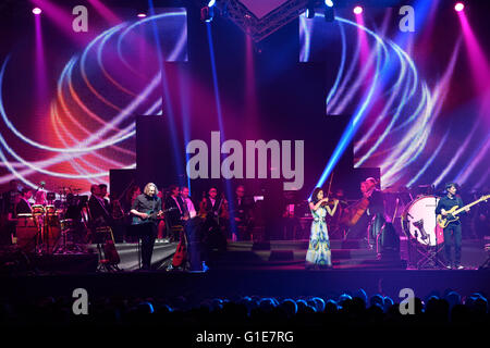 Brünn, Rondo Arena. 13. Mai 2016. Konzert der britischen Geigerin Vanessa Mae, begleitet von Bohemian Symphony Orchestra Prag in Tschechien Brünn, Rondo Arena, 13. Mai 2016. © Vaclav Salek/CTK Foto/Alamy Live-Nachrichten Stockfoto