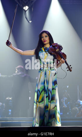 Brünn, Rondo Arena. 13. Mai 2016. Konzert der britischen Geigerin Vanessa Mae, begleitet von Bohemian Symphony Orchestra Prag in Tschechien Brünn, Rondo Arena, 13. Mai 2016. © Vaclav Salek/CTK Foto/Alamy Live-Nachrichten Stockfoto