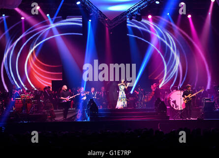 Brünn, Rondo Arena. 13. Mai 2016. Konzert der britischen Geigerin Vanessa Mae, begleitet von Bohemian Symphony Orchestra Prag in Tschechien Brünn, Rondo Arena, 13. Mai 2016. © Vaclav Salek/CTK Foto/Alamy Live-Nachrichten Stockfoto