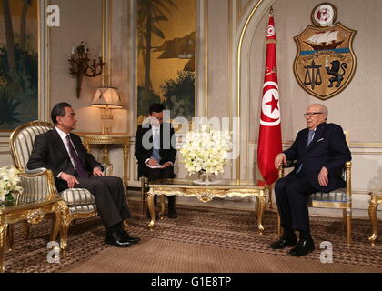 Tunis. 13. Mai 2016. Am 13. Mai 2016 trifft tunesischen Präsidenten Beji Caid Essebsi(R) mit chinesischen Außenminister Wang Yi(L) in Tunis, Tunesien. © Liu Kai/Xinhua/Alamy Live-Nachrichten Stockfoto