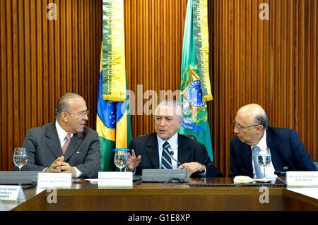 Brasilia, Brasilien. 13. Mai 2016. Brasilien ist President Michel Temer (C) Handeln leitet seinen ersten Kabinettssitzung im Planalto Palace in Brasilia, Brasilien, am 13. Mai 2016. Brasiliens Finanzminister Henrique Meirelles sagte der Interimsregierung erste Aufgabe wird bei den öffentlichen Ausgaben, zügeln die Steuererhebung überflügelt und erzeugt ein Defizit. © TELAM/Xinhua/Alamy Live-Nachrichten Stockfoto