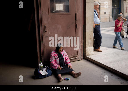 Barcelona, Katalonien, Spanien. 24. Sep, 2014. Image Datei - In Barcelona eine Frau bittet um Almosen am Eingang der Kirche Basilica De La Merce am 24. September 2014. © Jordi Boixareu/ZUMA Draht/Alamy Live-Nachrichten Stockfoto