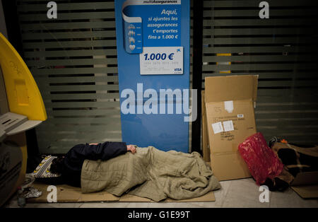 Barcelona, Katalonien, Spanien. 27. Februar 2013. Image Datei - Obdachloser schlafen im Inneren einen Geldautomaten in Barcelona am 26. Februar 2013. © Jordi Boixareu/ZUMA Draht/Alamy Live-Nachrichten Stockfoto