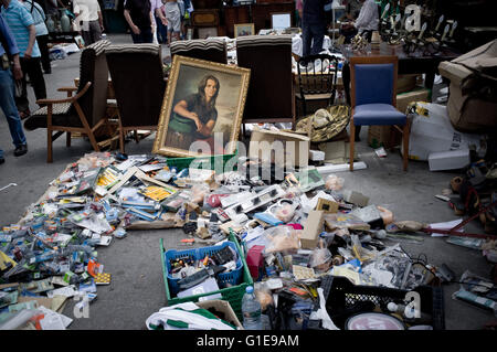 Barcelona, Katalonien, Spanien. 21. Juni 2013. Image Datei - Gemälde und andere Produkte auf einem der Stände der ausgestorbenen Encants Vells Markt in Barcelona. Der Markt '' Encants Vells'' (alte Charms auf Katalanisch) in der Innenstadt von Barcelona war einer der ältesten Märkte in Europa (ab dem 14. Jahrhundert). Es wurde an eine neue Position in einem Umfeld der modernen Architektur verlegt. Es seit jeher üblich, dass Schnäppchen, Antiquitäten und vielfältiger Produkte. © Jordi Boixareu/ZUMA Draht/Alamy Live-Nachrichten Stockfoto