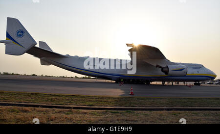 Neu-Delhi. 13. Mai 2016. Foto aufgenommen am 13. Mai 2016 zeigt das Flugzeug Antonov AN-225 "Mriya" an Rajiv Gandhi International Airport in Hyderabad, Indien. Die weltweit größte Frachtflugzeug Antonov AN-225 "Mriya", kam in Indien aus Turkmenistan am frühen Freitag Morgen. © Stringer/Xinhua/Alamy Live-Nachrichten Stockfoto