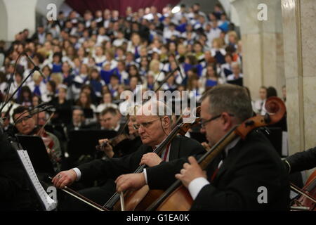 Moskau, Russland. 14. Mai 2016. Musiker stellen Instrumente vor der Aufführung in der u-Bahn in Moskau, Russland, am 14. Mai 2016. Ein Opernkonzert fand in Moskauer u-Bahn die u-Bahn 81th Jubiläums statt. Bildnachweis: Evgeny Sinitsyn/Xinhua/Alamy Live-Nachrichten Stockfoto