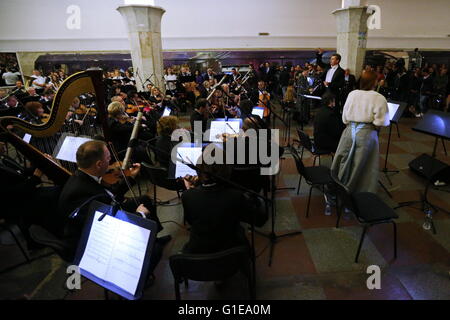 Moskau, Russland. 14. Mai 2016. Musiker der Band des Präsidenten der Russischen Föderation führen in der u-Bahn in Moskau, Russland, am 14. Mai 2016. Ein Opernkonzert fand in Moskauer u-Bahn die u-Bahn 81th Jubiläums statt. Bildnachweis: Evgeny Sinitsyn/Xinhua/Alamy Live-Nachrichten Stockfoto