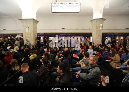 Moskau, Russland. 14. Mai 2016. Publikum sammeln auf der u-Bahnstation für ein Konzert in der u-Bahn in Moskau, Russland, am 14. Mai 2016. Ein Opernkonzert fand in Moskauer u-Bahn die u-Bahn 81th Jubiläums statt. Bildnachweis: Evgeny Sinitsyn/Xinhua/Alamy Live-Nachrichten Stockfoto