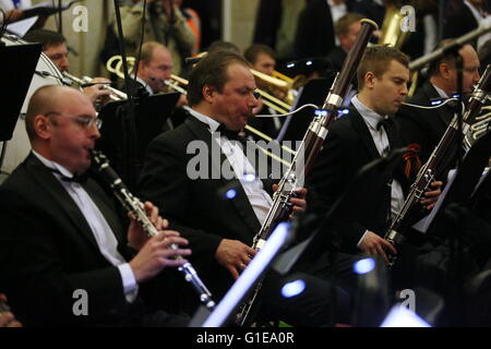 Moskau, Russland. 14. Mai 2016. Musiker der Band des Präsidenten der Russischen Föderation führen in der u-Bahn in Moskau, Russland, am 14. Mai 2016. Ein Opernkonzert fand in Moskauer u-Bahn die u-Bahn 81th Jubiläums statt. Bildnachweis: Evgeny Sinitsyn/Xinhua/Alamy Live-Nachrichten Stockfoto