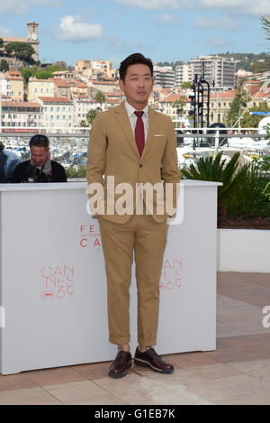 Cannes, Frankreich. 11. Mai 2016. CANNES, Frankreich - 14. Mai: Schauspieler Ha Jung-Woo besucht "Die Magd (Mademoiselle)" Fototermin während des 69. jährlichen Cannes Film Festival im Palais des Festivals am 14. Mai 2016 in Cannes, Frankreich. © Friedrich Injimbert/ZUMA Draht/Alamy Live-Nachrichten Stockfoto